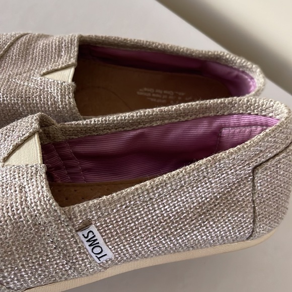 TOMS a beautiful pearlescent lavender color on a soft burlap. - Picture 2 of 3